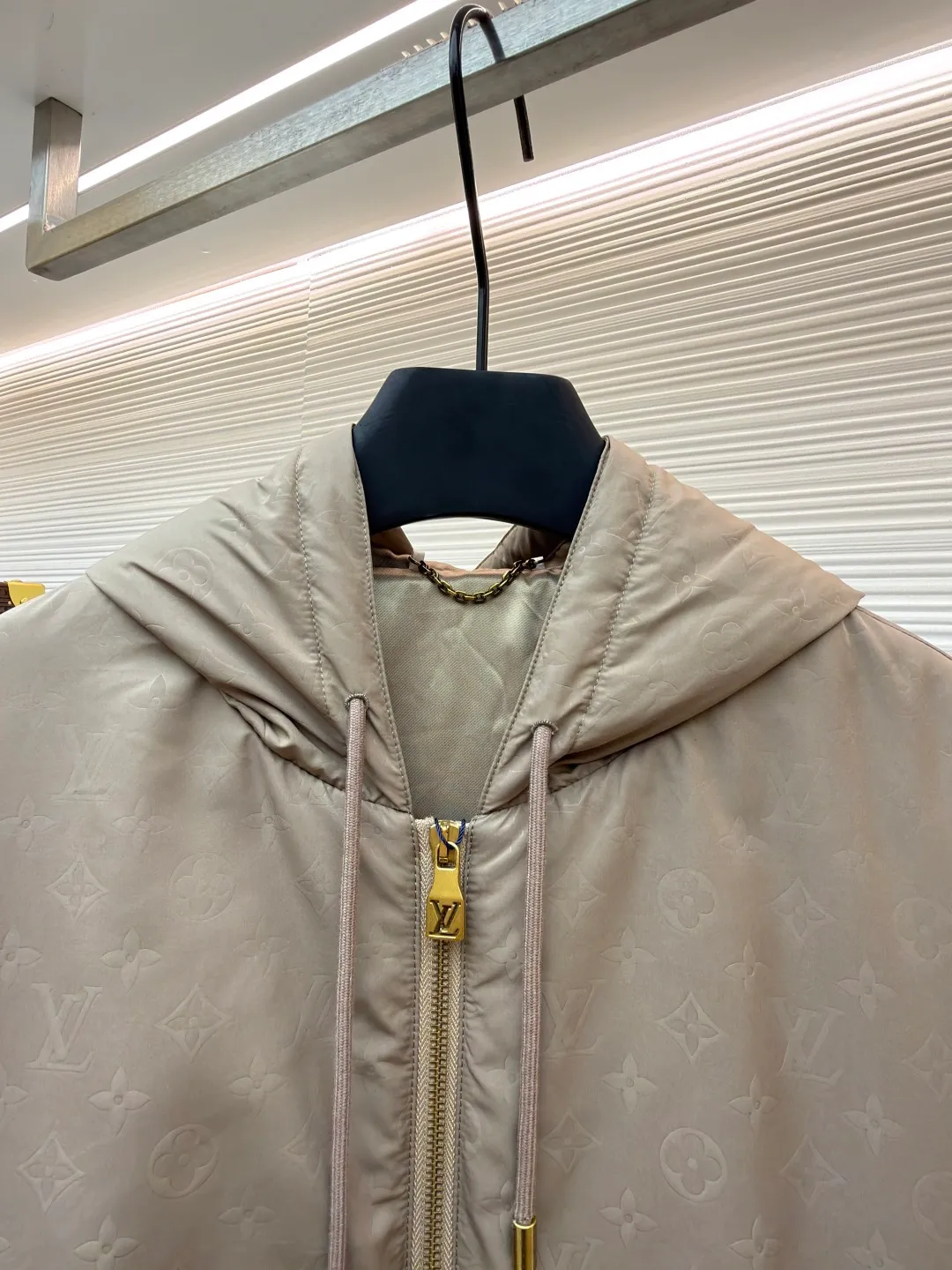 LOUIS VUITTON gravure embossed cotton clothing ●Original version: 26100 purchased and developed ●Item number: 1681593-C95 ●Fabric: polyester fiber fabric ●Technology: embossed production ●Color: khaki ●Version: fitted version ●Weight: about 575 grams ●Size: XS-S-M-L ●Description: This hooded windproof jacket renews the classic jacket design on the 2025 spring and summer show, with an all-over embossed pattern dipped in elegant tones. Lightly padded and silky lined for added comfort, it adds a modern edge to everyday looks. The overall wiring is straight and delicate, the fabric is comfortable and soft, and the color is consistent without color difference. It can be matched with the same style to create a fashionable look and control various occasions. Customized accessories, complete with three standards, same style for men and women!